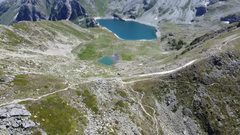 Erstaunliches-4K-Luftdrohnenvideo-Eines-Atemberaubenden-Bergsees-In-Den-Schweizer-Alpen