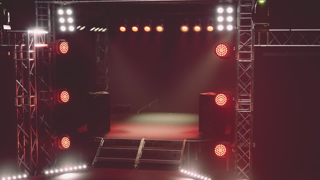 escenario de concierto vacío con iluminación roja