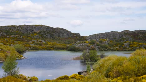 Panorámica-A-Través-De-Hermosas-Aguas-Azules-En-La-Laguna-De-Los-Garandones-Zamora-España