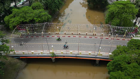 Motocicletas-Y-Automóviles-Cruzan-El-Puente-De-Siem-Reap-Camboya-4k