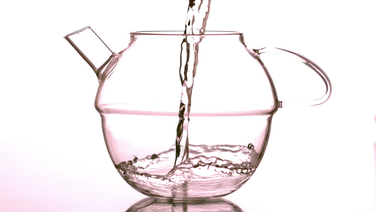 유리 차병 에 물 을 부어 넣는 것