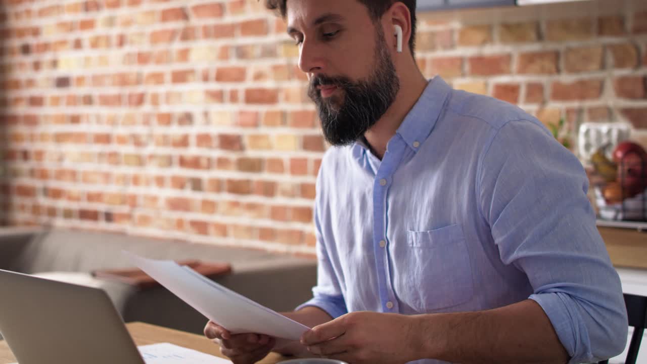 video de un hombre de negocios trabajando en una computadora portátil en casa
