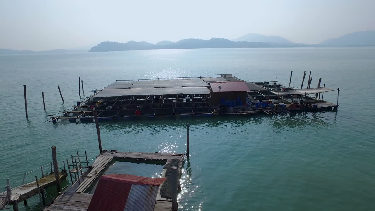 말레이시아 열대 섬의 원시 양어장 케이지 시스템