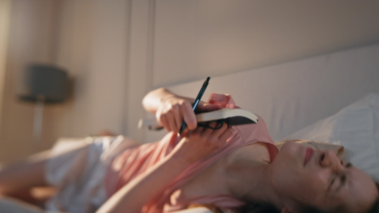 집에서 일기를 들고 있는 로맨틱한 소녀, 클로즈업, 영감을 받은 즐거운 여성, 꿈