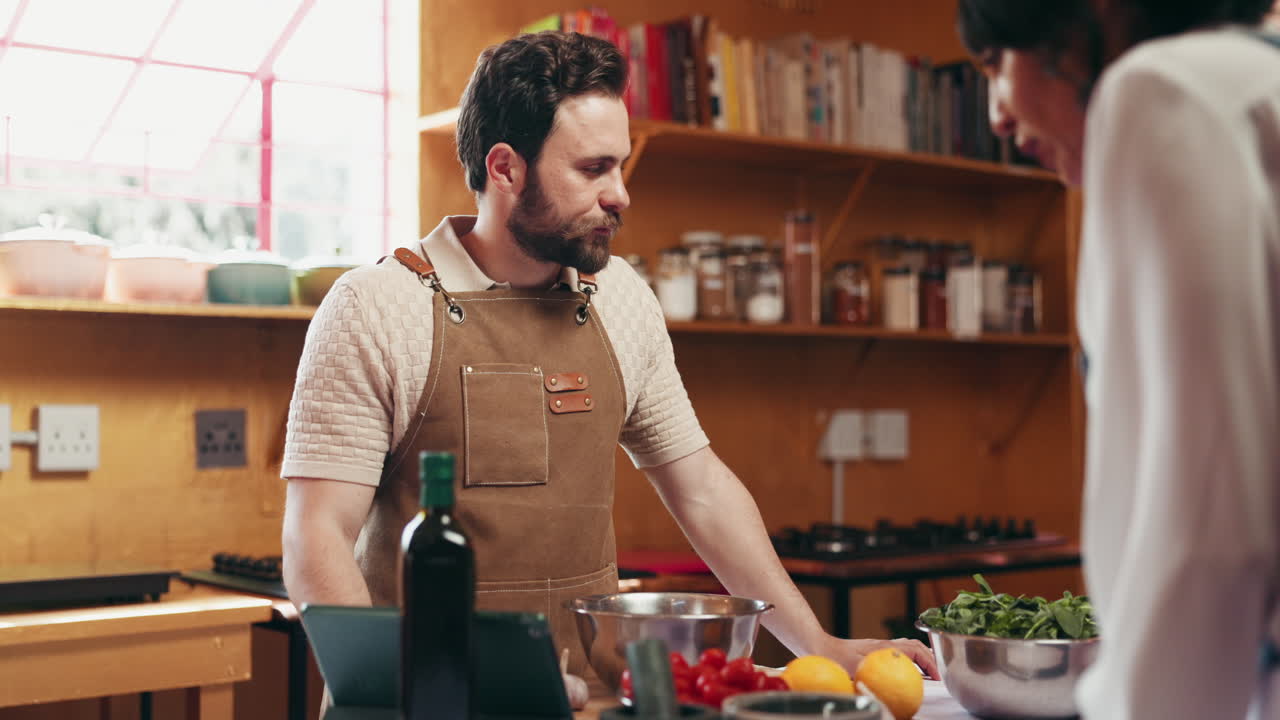Homem preparando comida na cozinha