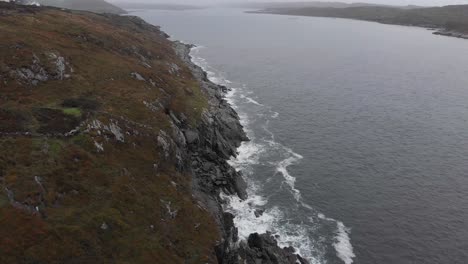 Antena-De-Malhumorado-Paisaje-Irlandés-Con-Acantilados-De-La-Costa-En-Un-Día-Brumoso