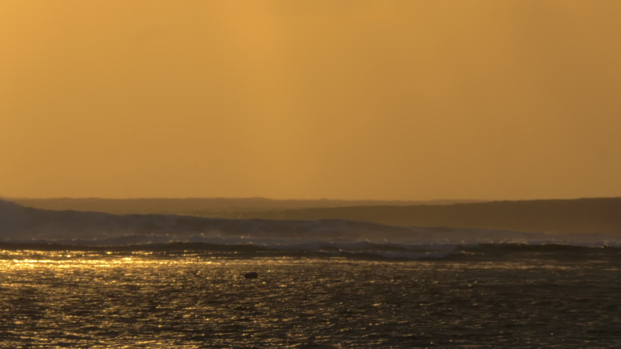 해가 지면 강한 파도가 불어오는 바다