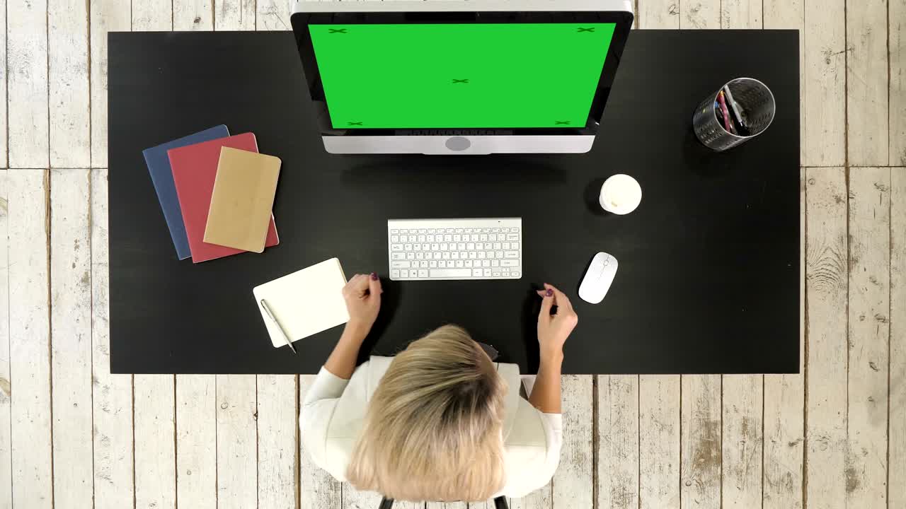 человек, проводящий видеоконференцию на компьютере. зеленый экран макет-дисплей