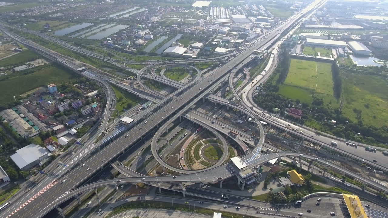 vista aérea del cruce de carreteras con tráfico urbano ocupado que acelera en la carretera