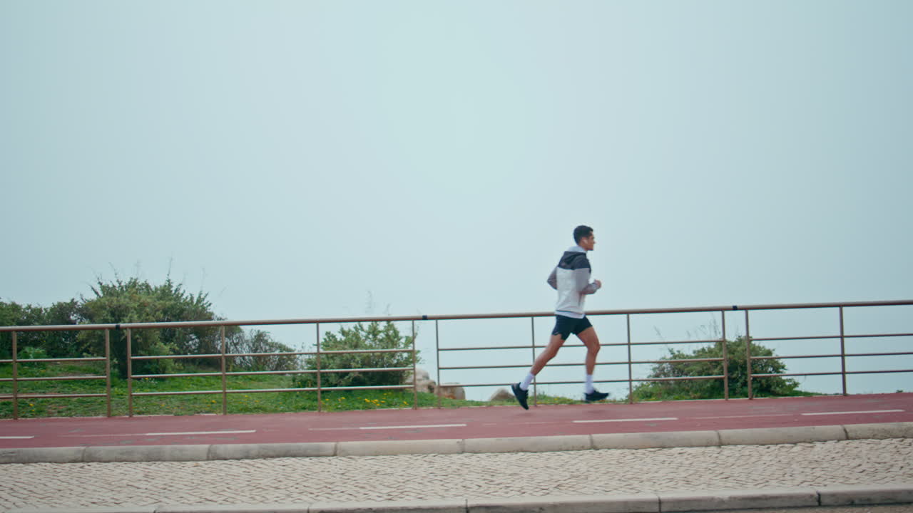 hombre en forma corriendo al aire libre por la mañana. fuerte atleta enfocado entrenamiento resistencia