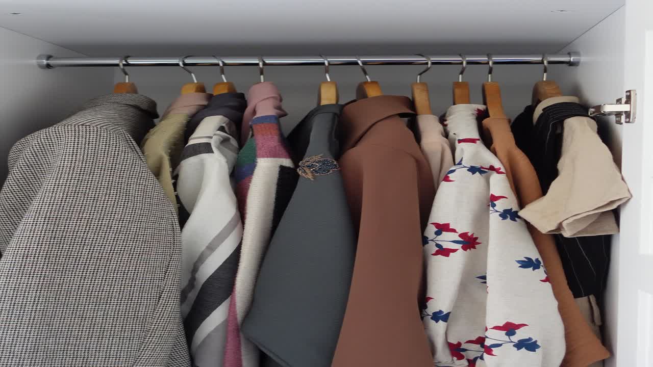 잘 정리 된 옷장 에 옷 을 매달고 있는 옷장