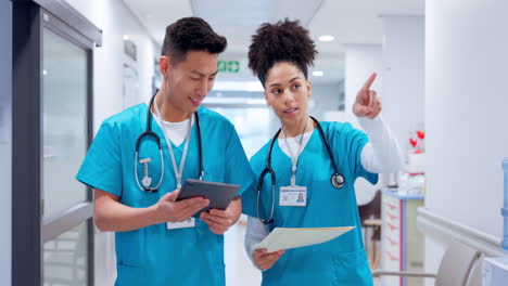 Krankenschwestern,-Arzt-Und-Teamarbeit-Am-Tablet-In-Der-Klinik