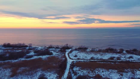 Stimmungsvolle-Winter-An-Den-Ufern-Von-Daugavgrivas-In-Lettland-Aus-Der-Luft