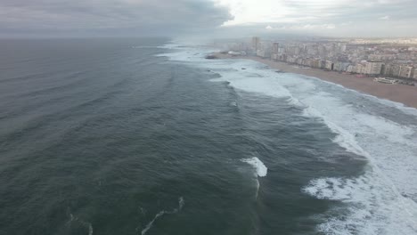 volar por encima de las fuertes olas del océano rompiendo