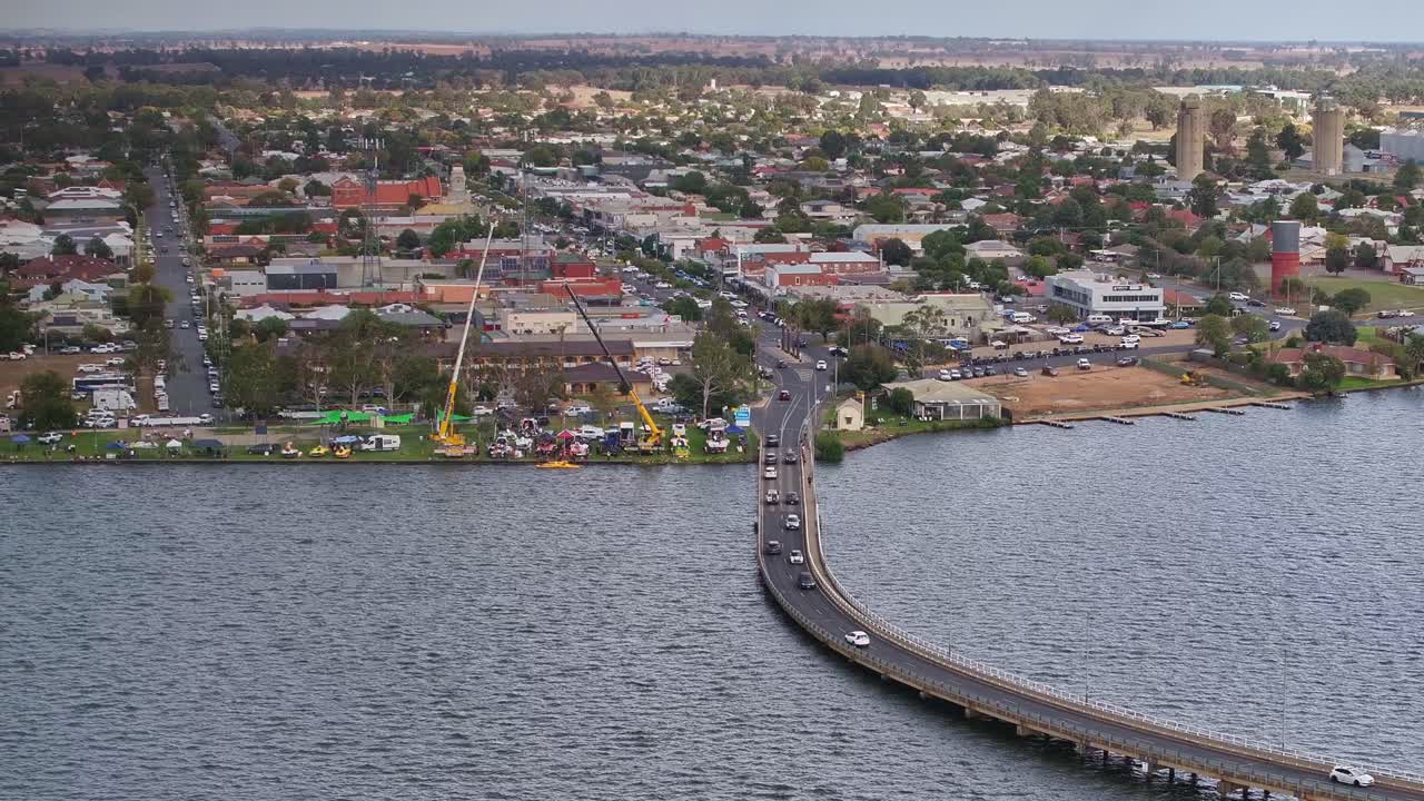 Trafikk på Yarrawonga Mulwala-broen med utsikt mot løpsforberedelser ved Griffith Cup