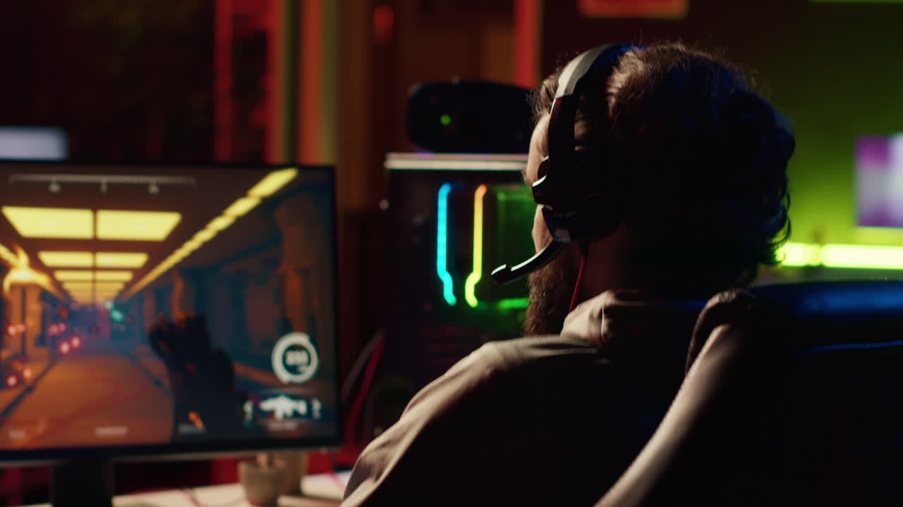 Homem relaxando jogando videogame futurista de ficção científica no PC na mesa do computador tarde da noite