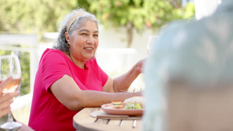 Una-Anciana-Birracial-Disfruta-De-Una-Comida-Al-Aire-Libre,-Con-Espacio-Para-Copiar