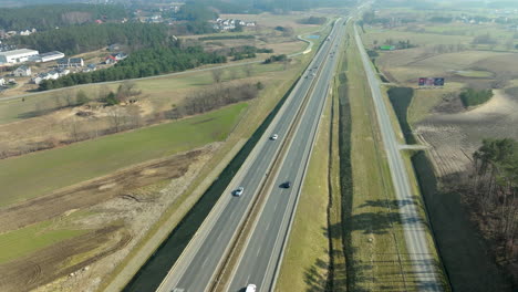 vista aérea de vehículos en una carretera que atraviesa un paisaje rural