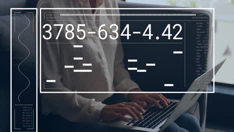 animación de la interfaz con procesamiento de datos en la sección media de una mujer de negocios que utiliza una computadora portátil en la oficina