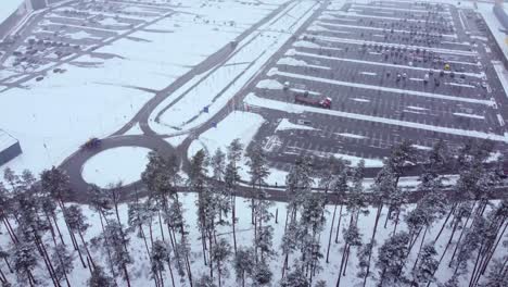 vista al vehículo en la rotonda y autos estacionados en el estacionamiento, horario de invierno