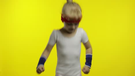 niña joven con ropa deportiva haciendo ejercicios de fitness, correr. entrenamiento para niños. niño deportivo