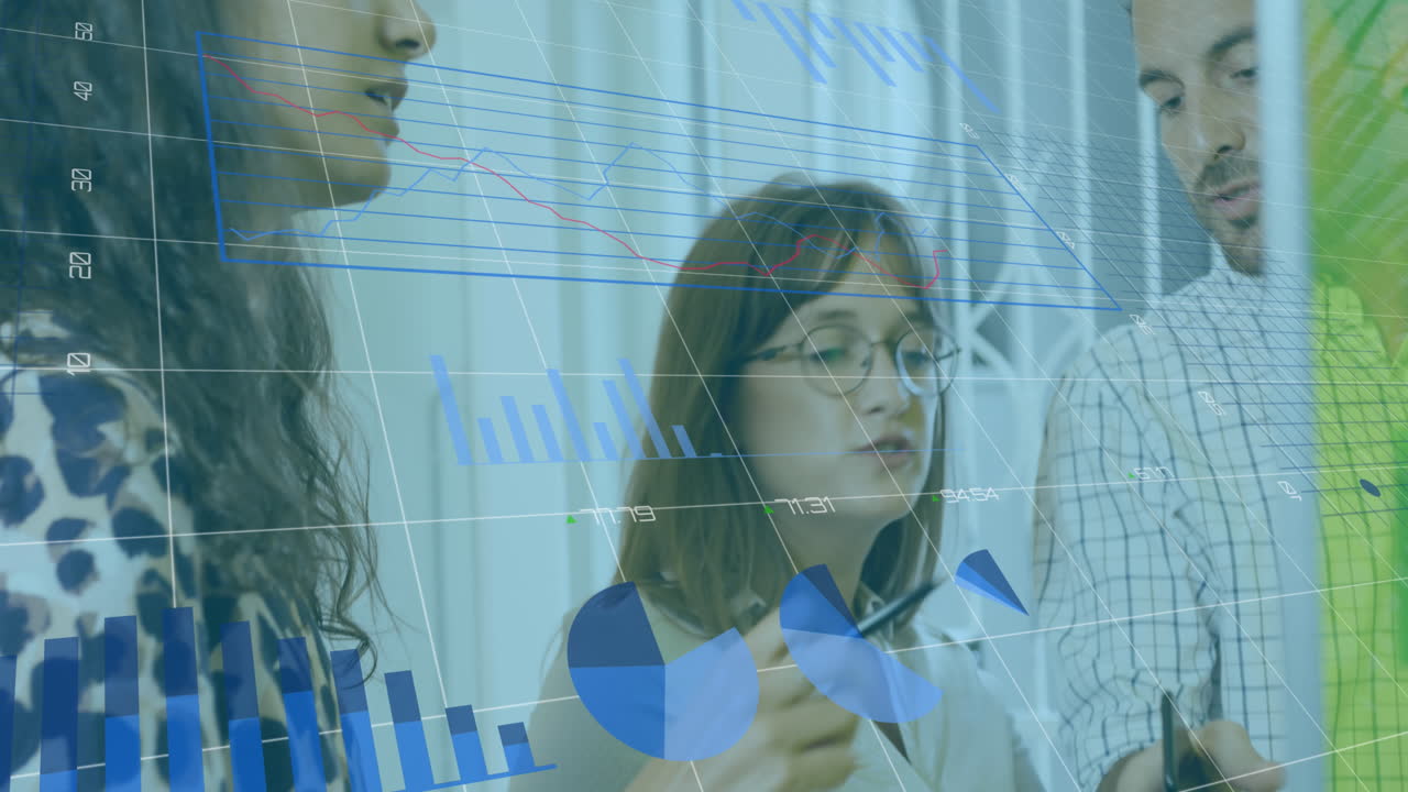 animación de gráficos y números cambiantes sobre compañeros de trabajo caucásicos discutiendo estrategia a bordo
