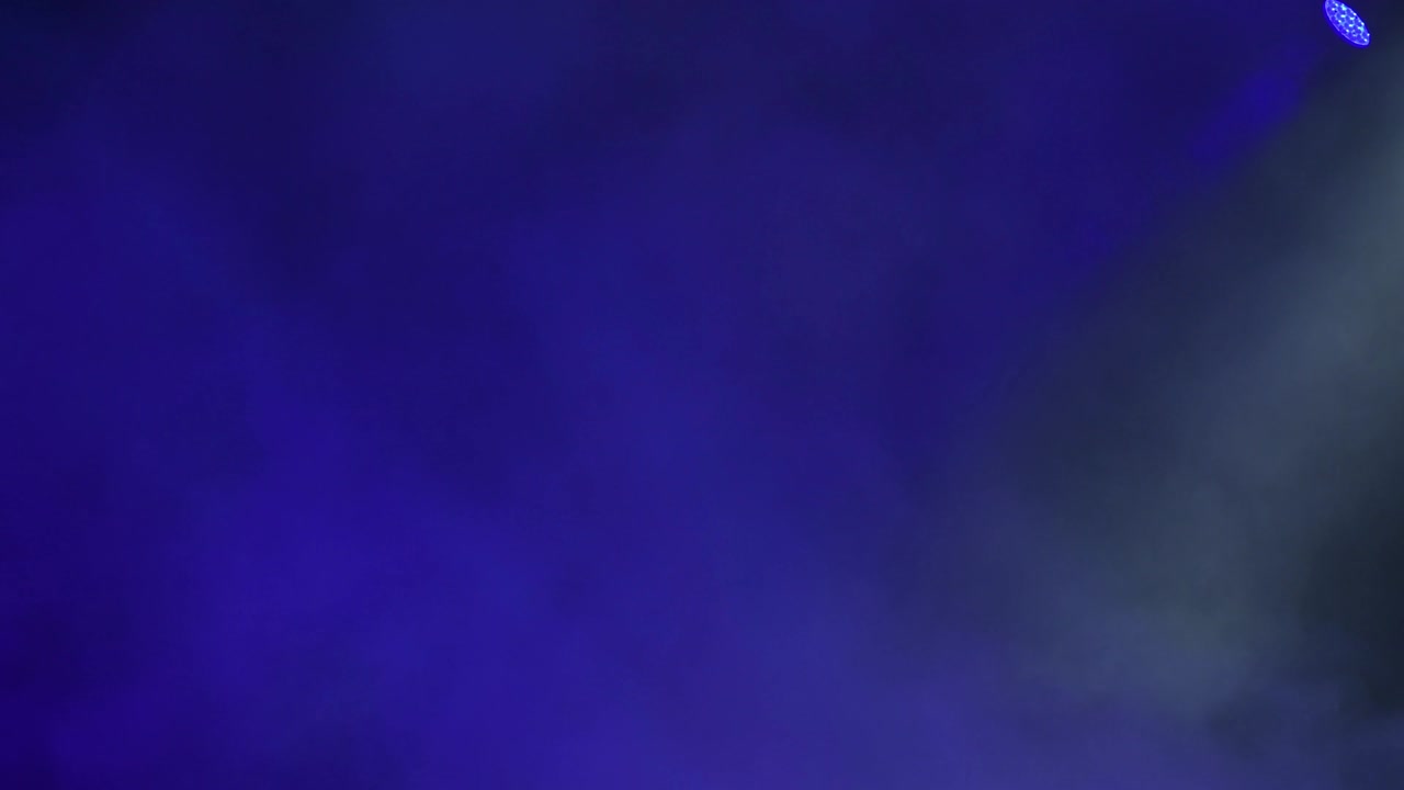 columna de humo y niebla de humo en un escenario de concierto durante un espectáculo