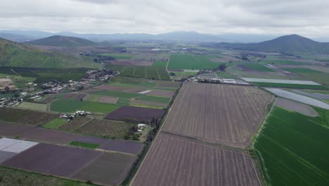 vista panorámica de tierras agrícolas con campos y montañas en pomaire cerca de santiago de chile