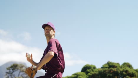 Baseballspieler-Werfen-Den-Ball-Während-Der-Trainingseinheit