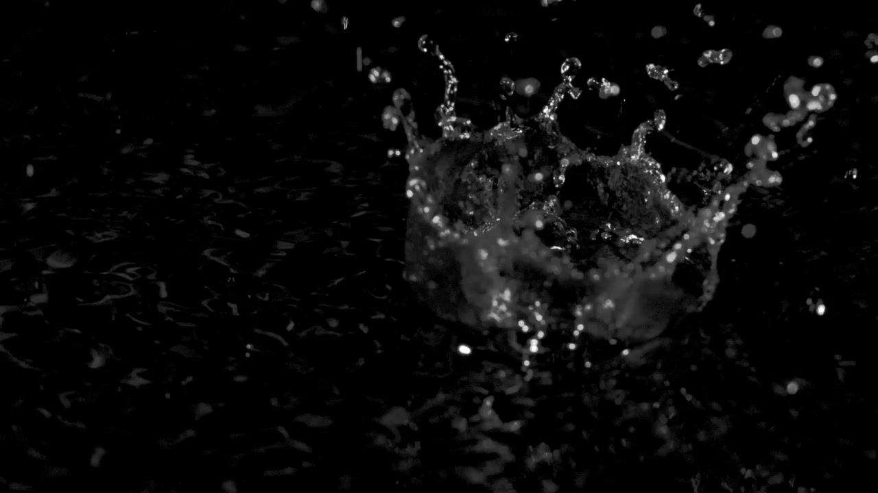Fondo abstracto, gotas de lluvia sobre el agua