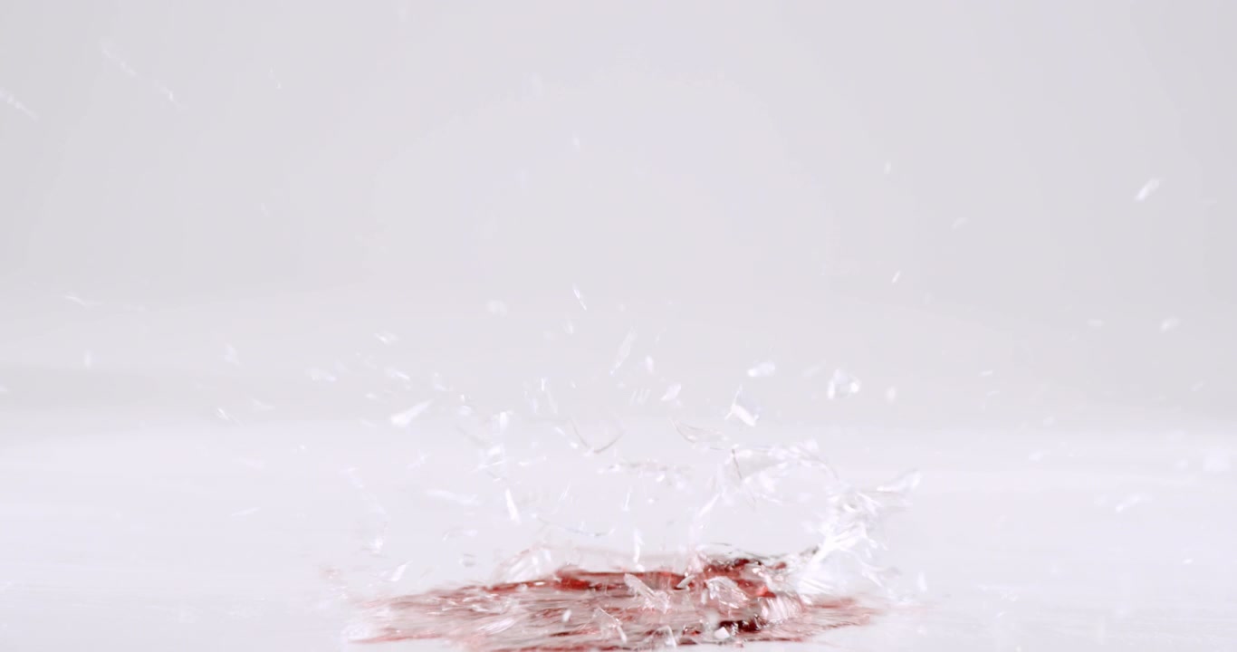 Bicchiere di vino che cade su sfondo bianco 4k