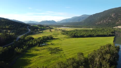 Pintoresco-Paisaje-Natural-En-La-Ribera-Del-Río-Thompson,-Cerca-De-Kamloops,-BC,-Canadá