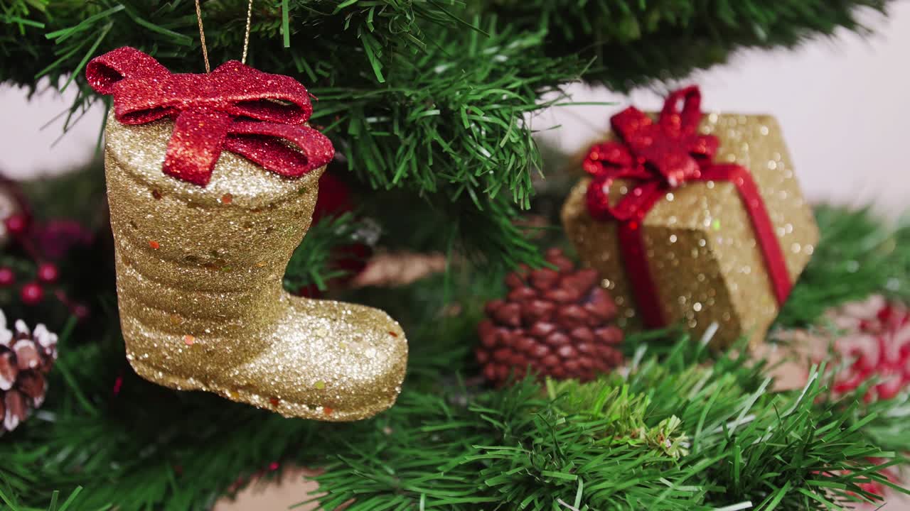 decoración del árbol de navidad bota dorada