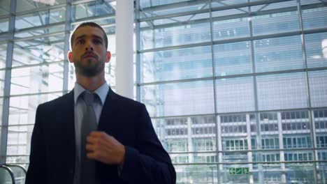 hombre de negocios caminando con equipaje en el vestíbulo de la oficina 4k