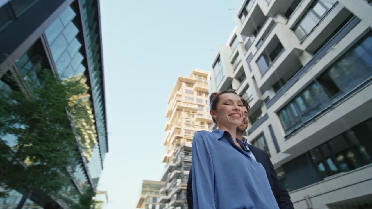 compañeros de equipo de oficina exitosos de pie en el área de negocios urbano. dos gerentes posando