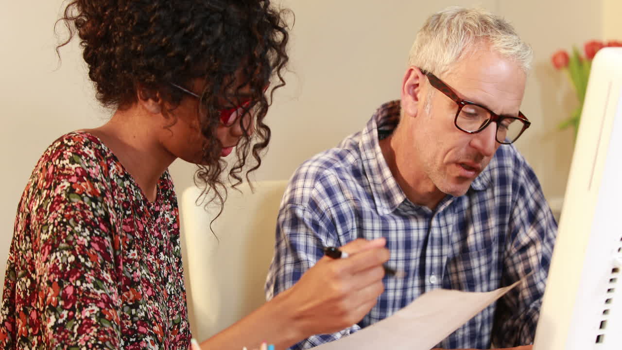 trabajadores de negocios ocasionales discutiendo