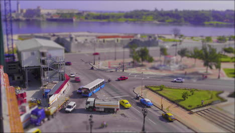 mundo en miniatura, stop motion, coches, camiones y autobuses en una concurrida intersección