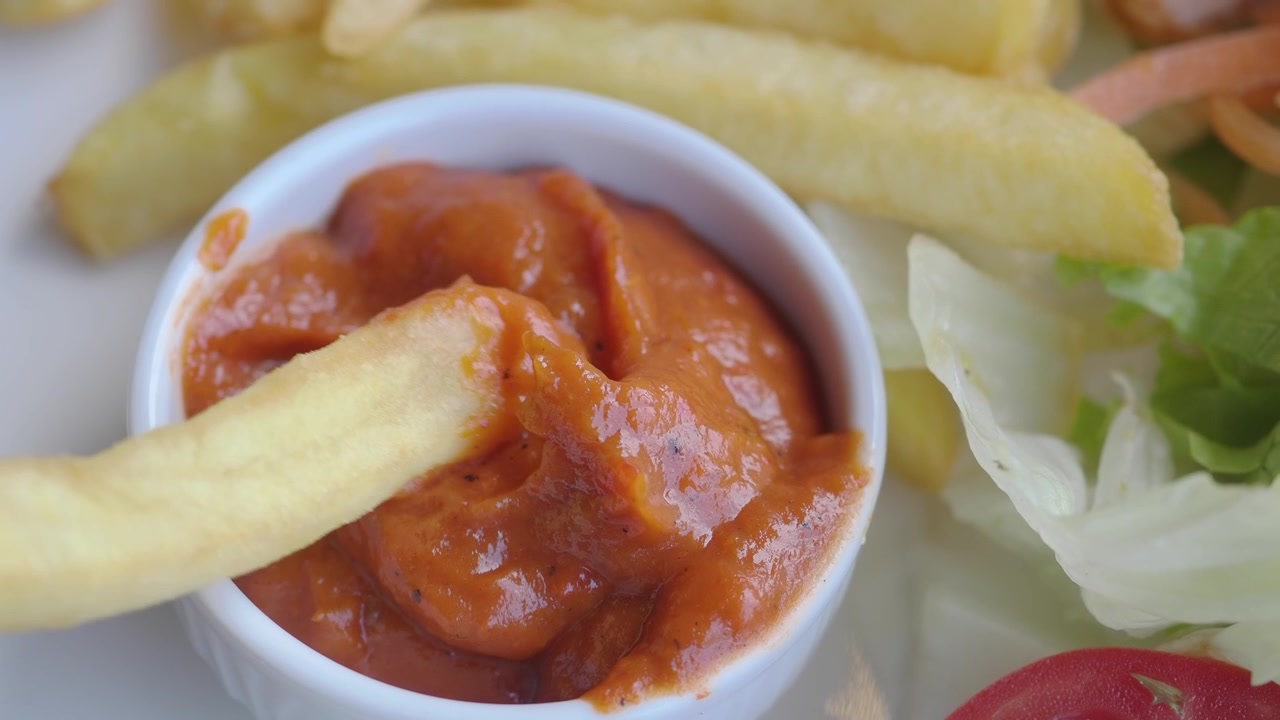 Pommes frites dyppet i rød saus