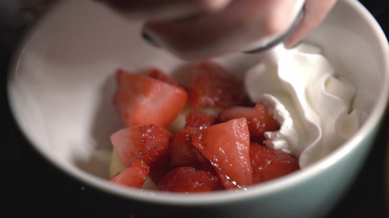 poner crema batida encima de fresas dulces cortadas