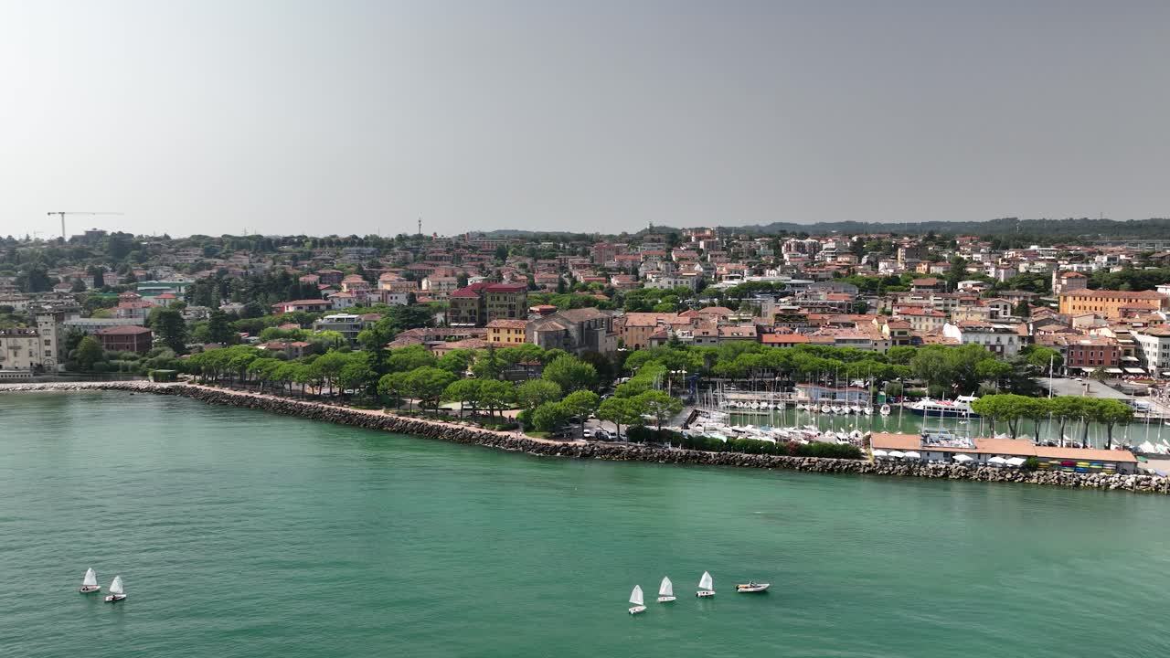 desenzano del garda ciudad y lago panorama tiro de avión no tripulado 05