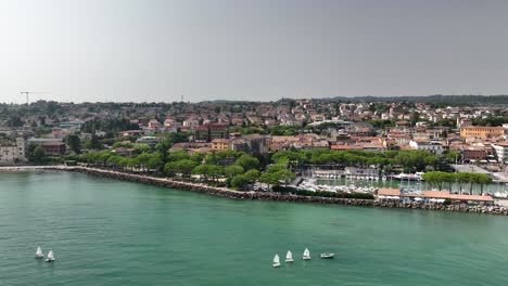 Panorama-De-La-Ciudad-Y-El-Lago-De-Desenzano-Del-Garda-Con-Drones-05