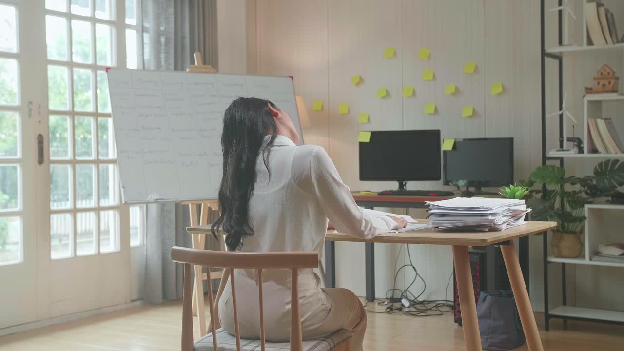 집에서 일하는 동안 목 통증이 있는 여성