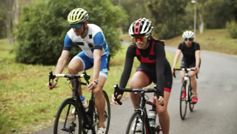 grupo de deportistas en bicicleta en el parque