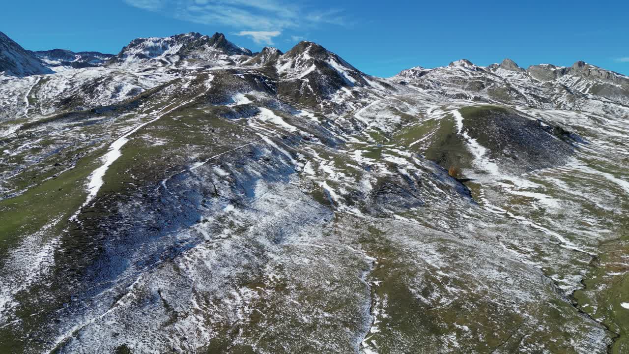montañas de los pirineos franceses y paisajes naturales blancos nevados - 4k aéreo
