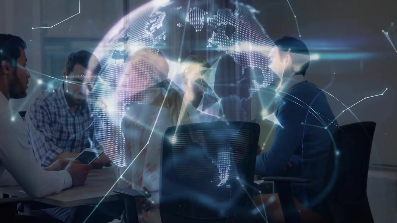 En IT-profesjonell trykker på et nettbrett, noe som får nettverkslinjer til å koble sammen teamet som ser på et roterende hologram på et teknologimøte.