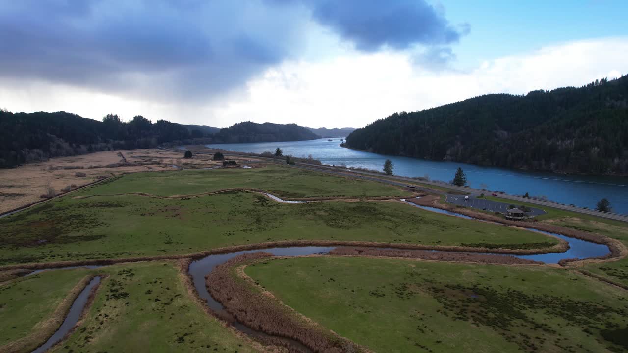 오레곤 주 리드스포츠의 딘 크릭에서 아름다운 4k 항공 샷으로 풍경을 보여줍니다.