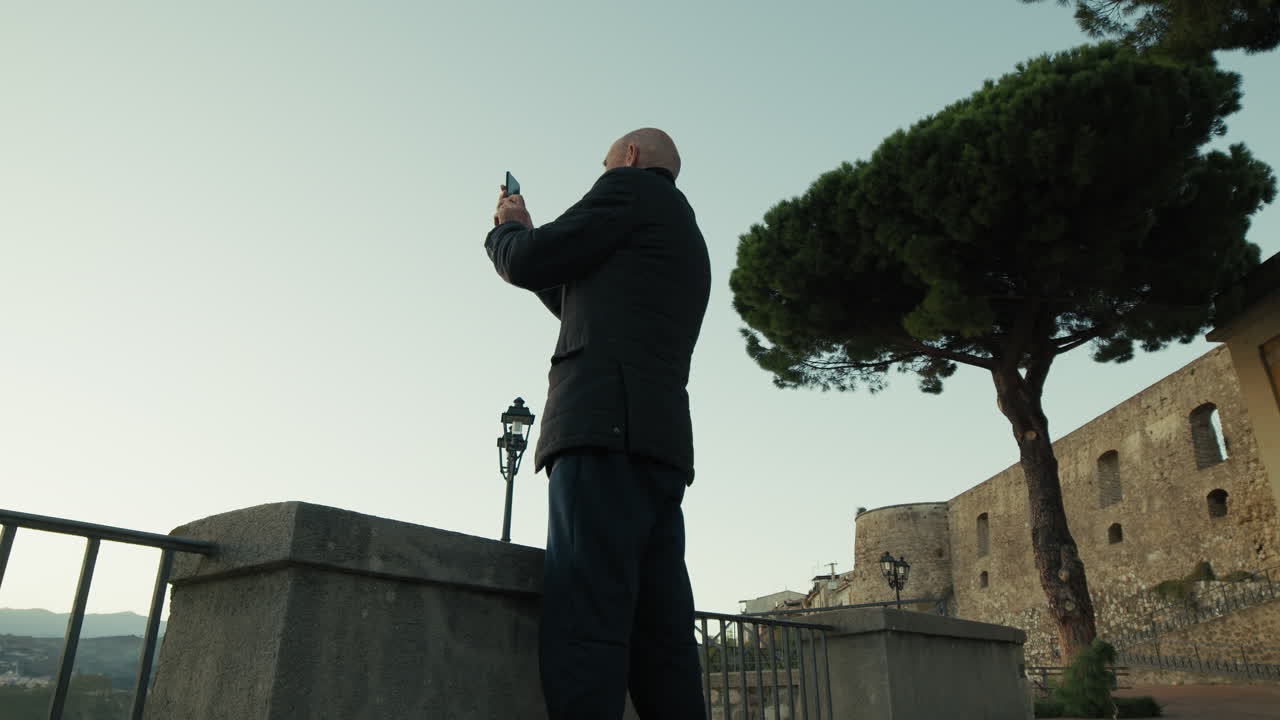 Sagoma di un uomo che scatta una fotografia dalla vista panoramica della città