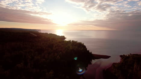 Toma-Aérea-De-La-Puesta-De-Sol-En-El-Lago-Superior