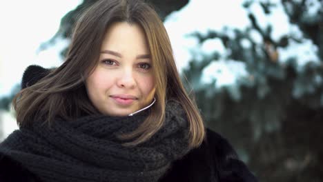 mujer con ropa de invierno