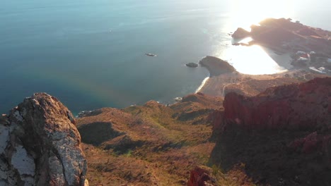 Aéreo,-Volando-Sobre-El-Paisaje-Montañoso-De-La-Ciudad-Y-El-Desierto,-San-Carlos,-Méjico